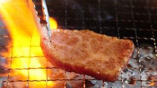 Yakinikudonyabamban - 肉焼きシーン