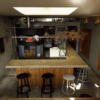 カウンターと薪窯が絵になる、シックな空間