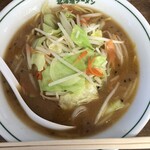 Gyouza Ramen Tsutaya - 具材は炒め野菜のみですが、スープは濃厚な味わい。