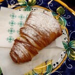 カフェテリア デスティーノ - ナポリ発祥の焼き菓子「スフォリアテッラ」