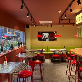 紅綠相間的中式居酒屋適合午餐、約會、宴會、女生聚會。