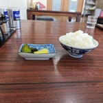 まつや食堂 - 半ライスとお新香。