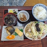 まつや食堂 - お連れ様の肉野菜定食。凄いボリューム。