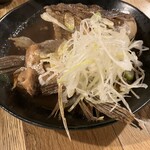 もんきち商店 - 鯛。山椒の香りが良い。鱗がこれでもかと残っていたのはたまたまだろう…笑