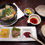 四季食菜　安田 - 〔日替ランチ〕カニ鍋定食（￥800）。あんきもと筋子の小鉢付き