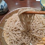 手打ち蕎麦　やなか - 蕎麦を手繰る