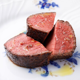 黒毛和牛を始め豚や鹿などシェフ自らが厳選した肉がスペシャリテ