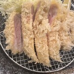 とんかつ わか葉 - ピンク通り越して赤い