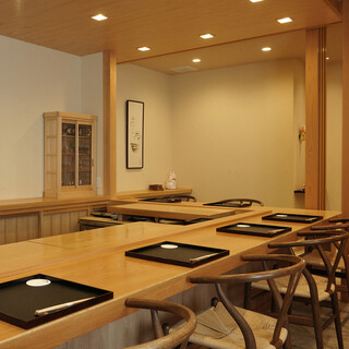 カウンター中心、器選びや酒のセレクトにもセンスが光る