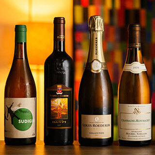 Carefully selected selection of classic brands, mainly natural wines