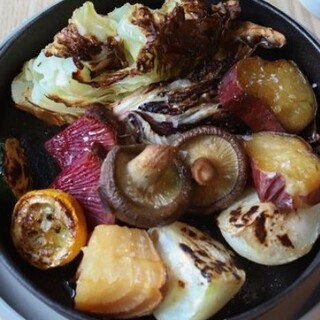 厳選素材を使った薪火料理や、有機野菜などの石窯焼きもご提供