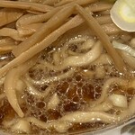 舎鈴 - 脂の浮いた醤油スープ