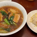 芳香園 - ■豚バラメンと半炒飯￥1,150…炒飯はあっさり系であったが、あんかけスープ麺には丁度よい。豚バラは、脂身は多いものの、しつこくなく、適量であった。