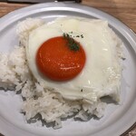 GRILL KITCHEN - 見るからにプレミアム感ある目玉焼き、コレが無料トッピングとは！