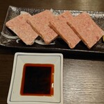 黒毛和牛 腰塚 - 手前は煮切り醤油だが、つけないほうが好み