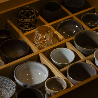 The tableware and sake vessels collected from all over the country