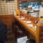 活海酒 - カウンター。4席あります