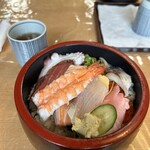 Maruman Sushi Honten - ちらし寿司ランチ赤だしか、暖かいうどんかそばも付いてきます
