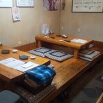 活海酒 - 1階入口付近からの画像。左が1番席、奥が2番席