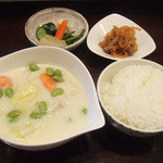 藤吉 - ランチの若鶏と有機野菜のクリーム煮(700円)