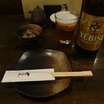 ぼうの - 恵比寿麦酒と付け出し（蓮根）