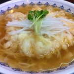 こきんや - 並天ラーメンには、小エビの天ぷらが…。
                                食べ進むに従って天ぷらがスープに溶け込みます。(>_<)
                                600円。