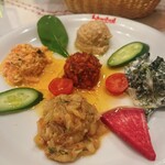 Turkish Restaurant Istanbul GINZA - 前菜アップ。右のがほうれん草ヨーグルト和え。