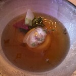 パレスホテル東京 - 和出汁を加えたコンソメロワイヤル金箱冬のあしらい