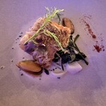 パレスホテル東京 - 甘鯛の松笠焼きシャンパーニュソースムール貝と
      茸のフリカッセピマンデスペレット
