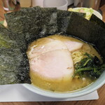 家系ラーメン 近藤家 - 海苔を立てたチャーシューメン