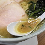 家系ラーメン 近藤家 - スープ（鶏油たっぷり）