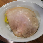 家系ラーメン 近藤家 - ライスにチャーシュー