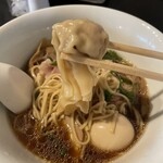 カネキッチン ヌードル - 【雲呑】味4.1
      チュルンとした雲呑。大きさは標準、中の餡も丁度良い量です。
      肉汁も少し内包しているようなジュシーさ。肉だけの雲呑を提供するラーメンが多いが、やはり雲呑は肉だけでは、、、。