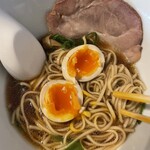 カネキッチン ヌードル - 【味玉】味4.1
      旨い╰(*´︶`*)╯♡
      黄身は、自分が好きな半熟ゼリー状で少し垂れるぐらい(●´ω｀●)濃厚でコレも高評価、、、
      でも、他の具材やスープがそれ以上に素晴らしいので、味玉はサブに。