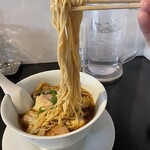 カネキッチン ヌードル - 【麺】味4.3
                                中細のストレート麺、硬さは普通。旨味は出汁に負けない強さがある。小麦粉の良い香り、弾力、麺の伸びも特徴的です。
                                啜り易いので、割り箸で食べましょう。（普通の箸と割り箸があります）