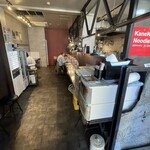 カネキッチン ヌードル - 店内、左もカウンタータイプです。
