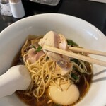 カネキッチン ヌードル - 【鶏もも肉】味4.9
      コチラもプリっぷりです。やはり皮がしっかり付いているのが良いですね。ゼラチン質を、、、脂をしっかり感じます。ゼラチンの甘さが鶏の旨みと合わさって、ももの弾力も最高‼️