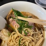 カネキッチン ヌードル - ネギもシャキッとしてシャープな感じです。白葱もありだと思います。