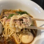 カネキッチン ヌードル - 雲呑の皮がスープの旨味を吸い取っているのも、味が上乗せしているようで美味しく感じた要因かもしれない。