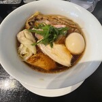 カネキッチン ヌードル - 熱々の器から、鶏の濃厚な香りが立ち込めます。香りだけで、濃厚なスープを想像させます。
                                早く、スープを飲まねば、、、頂かねば、、、なりません(￣Д￣)ﾉ