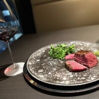 佐賀牛 Sagaya 銀座 - 佐賀牛赤身ステーキ 無農薬サラダと共に