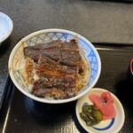 錦 - 鰻丼の竹。肝吸いと漬物が付いてます。