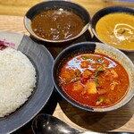 Curry shop B. - TRIPLE（ビーフカレー、バターチキンカレー、野菜のカレー）