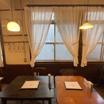 大雄山線駅舎カフェ1の1 - レトロな雰囲気の店内