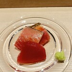 鮨 にし岡 - メジ鮪、皮目炙り(赤身・ハラカミ中トロ・大トロ)