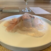 前芝料理店 - 一皿目　ボルピー社プロシュート　12ヶ月熟成生ハム　玉ねぎのキッシュ