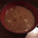 とんかつ かつせい - なめことネギの赤味噌の味噌汁も美味しいです。