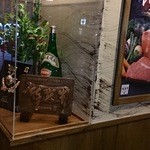 焼肉すき焼き 純 - 店内にはブランド牛のポスターと表彰盾が展示