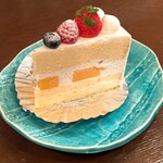 Tajima Ya Ko Hi Ten - 黄桃と苺のショートケーキ