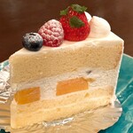 Tajima Ya Ko Hi Ten - 黄桃と苺のショートケーキ